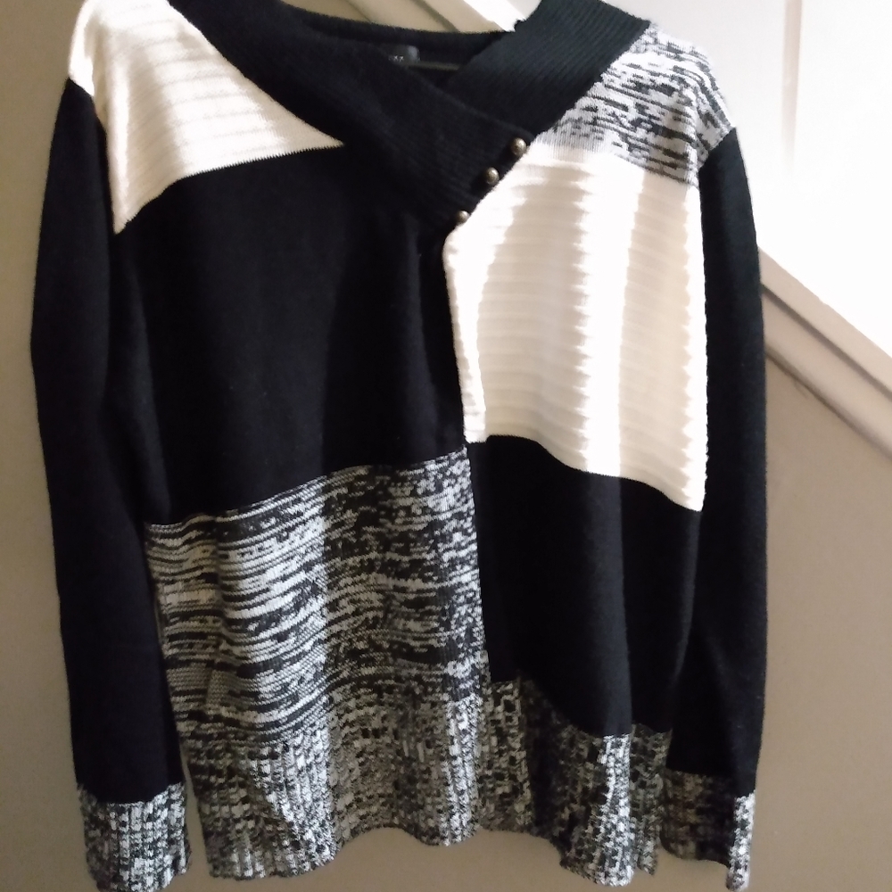 Black and white sweater Xtra Large size 12/14